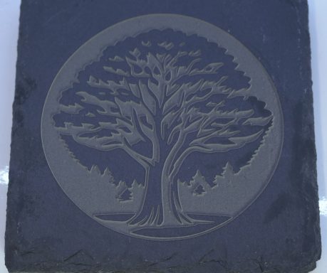 Ein gravierter Baum innerhalb eines Kreises auf schwarzem Hintergrund.