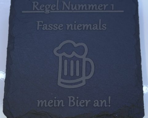 Schieferplatte mit der Aufschrift: "Regel Nummer 1: Fasse niemals mein Bier an!"