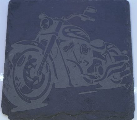 Motorrad mit auffälligem Design, auf schwarzem Hintergrund eingraviert.
