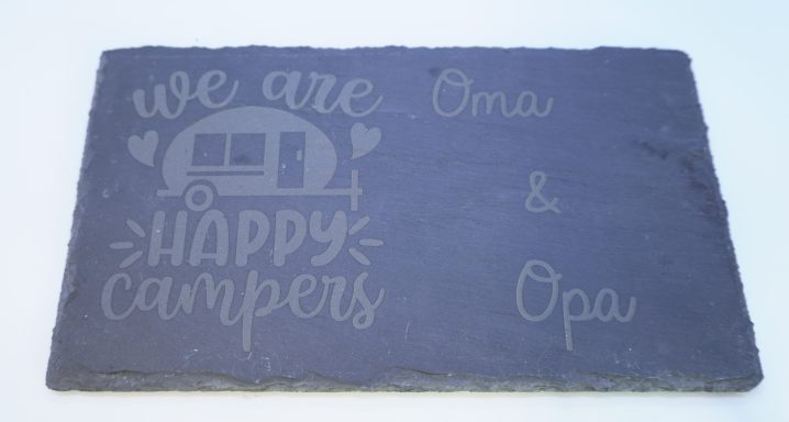 Gravierte Schiefertafel mit Text "We are happy campers" und "Oma & Opa".